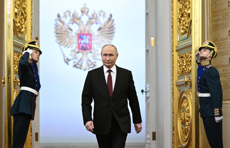 Избранный президент РФ Владимир Путин перед началом церемонии инаугурации в Кремле