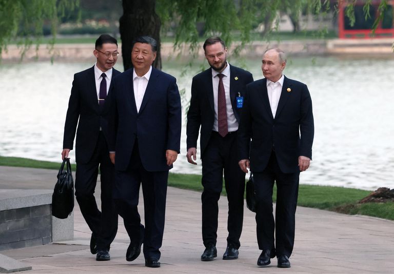 Президент России Владимир Путин и председатель КНР Си Цзиньпин во время неформального общения в правительственной резиденции Чжуннаньхай