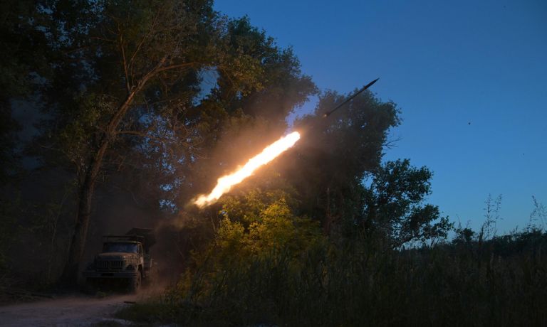 Военнослужащие реактивной артиллерии 85-й отдельной мотострелковой бригады 2-го армейского корпуса ВС РФ ведут огонь из РСЗО 9К55 Град-1 на Артемовском направлении в зоне проведения СВО