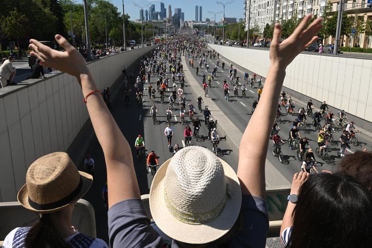 Участники Московского весеннего велофестиваля на Садовом кольце