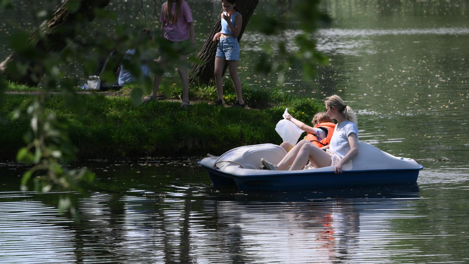 Горожане отдыхают в Московском парке в Санкт-Петербурге - РИА Новости, 1920, 06.06.2024