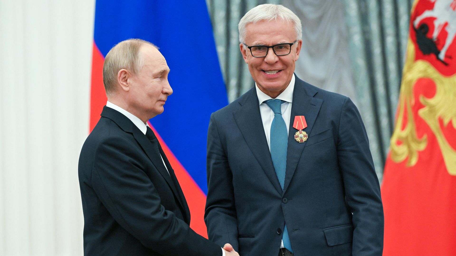 Президент РФ Владимир Путин и первый заместитель председателя комитета Государственной Думы РФ по экологии, природным ресурсам и охране окружающей среды Вячеслав Фетисов, награжденный орденом Александра Невского, на церемонии награждения государственными наградами Российской Федерации - РИА Новости, 1920, 29.01.2025