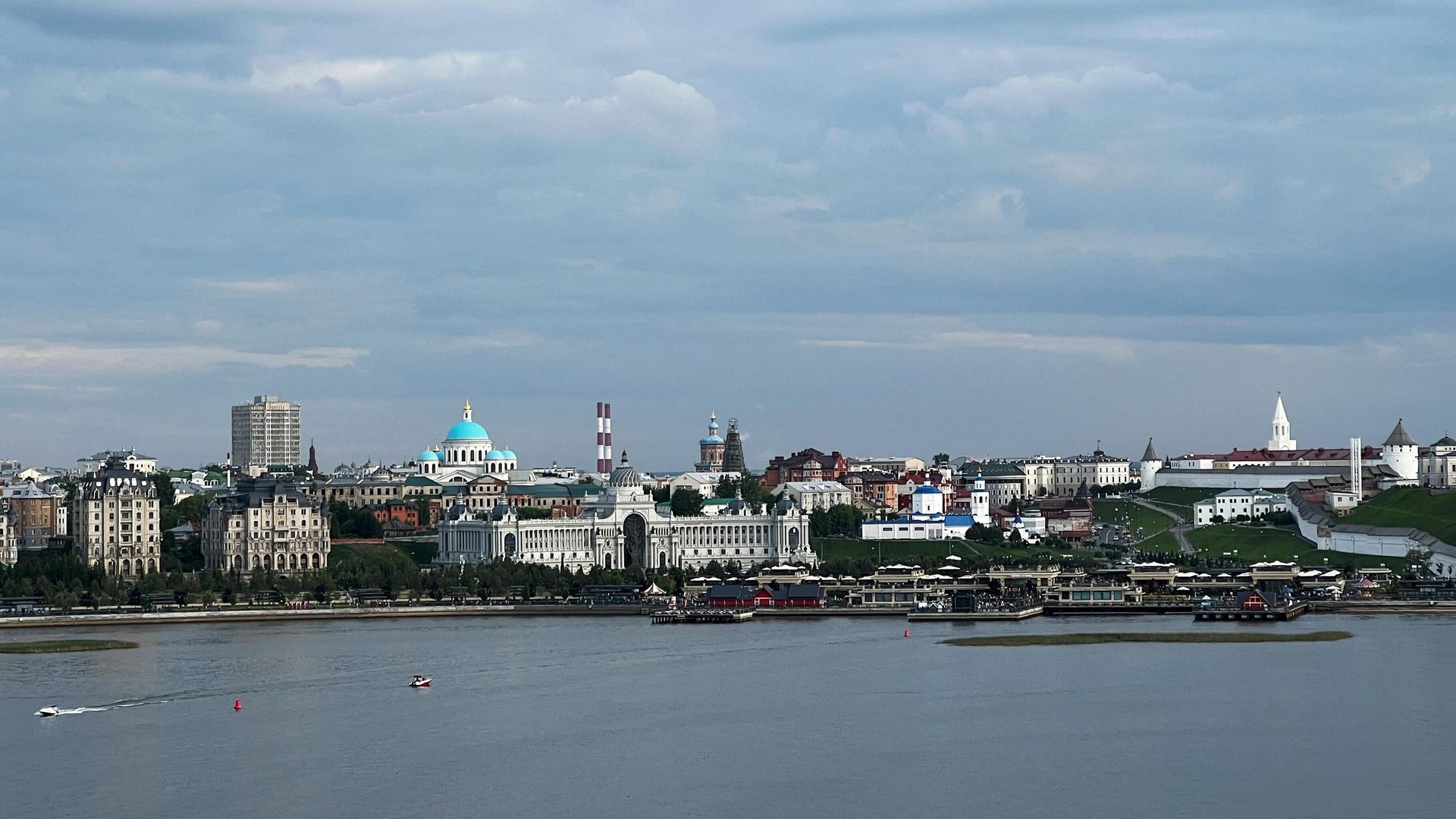 Вид на Кремлевскую набережную в Казани и центр города Вид на Кремлевскую набережную в Казани и центр города - РИА Новости, 1920, 14.07.2025