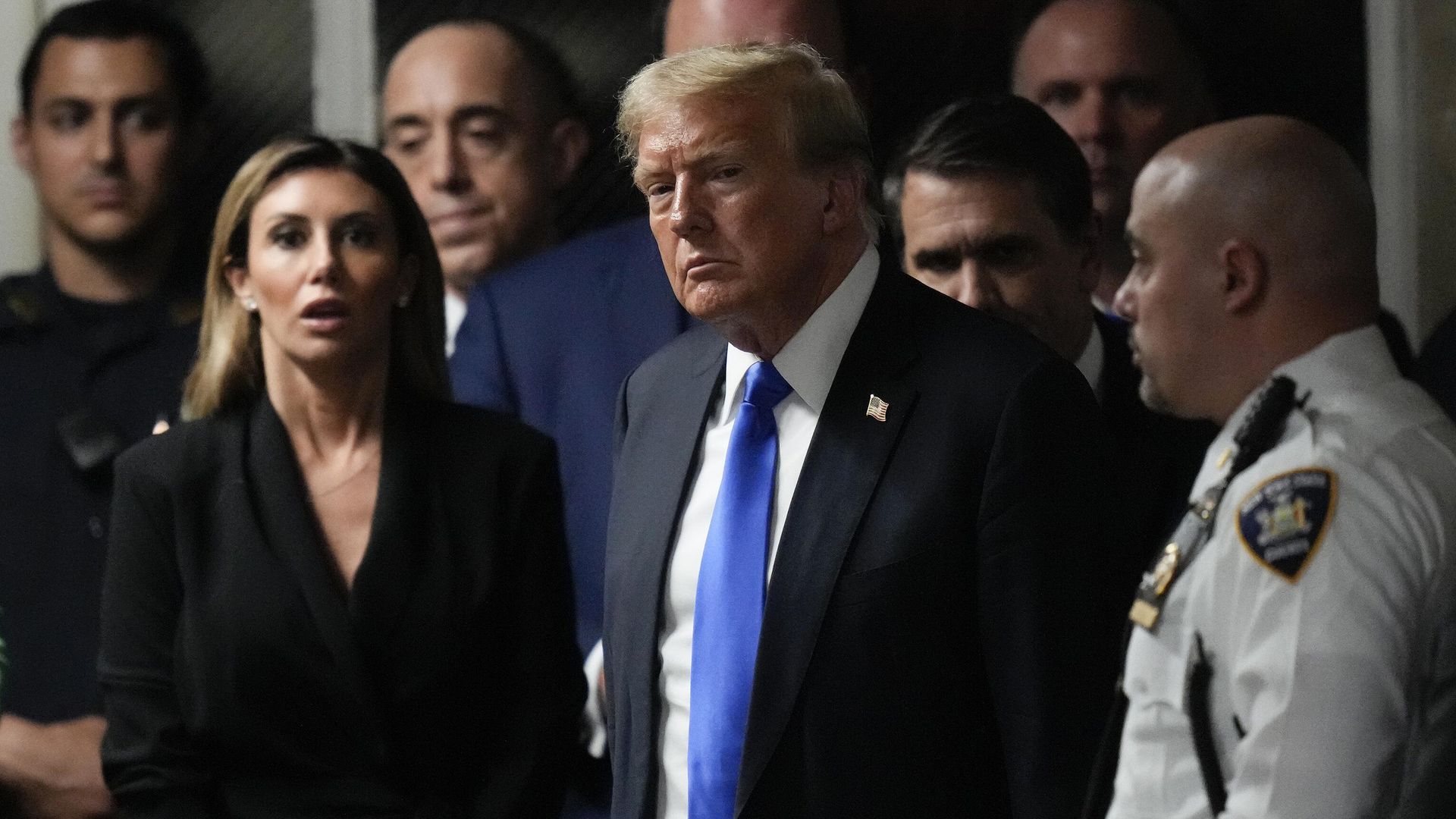 Бывший президент Дональд Трамп выходит из зала суда, чтобы дать комментарий представителям СМИ после того, как присяжные признали его виновным в совершении уголовного преступления за фальсификацию деловой документации в уголовном суде Манхэттена. 31 мая 2024 Бывший президент Дональд Трамп выходит из зала суда, чтобы дать комментарий представителям СМИ после того, как присяжные признали его виновным в совершении уголовного преступления за фальсификацию деловой документации в уголовном суде Манхэттена. 31 мая 2024 - РИА Новости, 1920, 31.05.2024