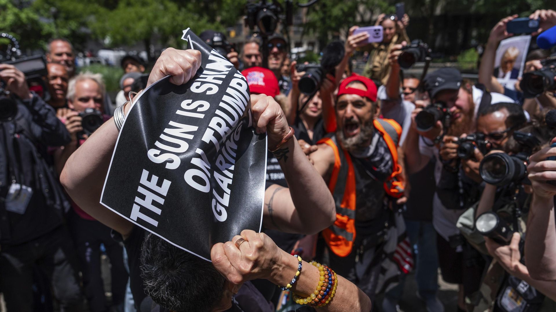 Конфликт между сторонниками и противниками Дональда Трампа возле уголовного суда Манхэттена. 31 мая 2024 Конфликт между сторонниками и противниками Дональда Трампа возле уголовного суда Манхэттена. 31 мая 2024 - РИА Новости, 1920, 31.05.2024