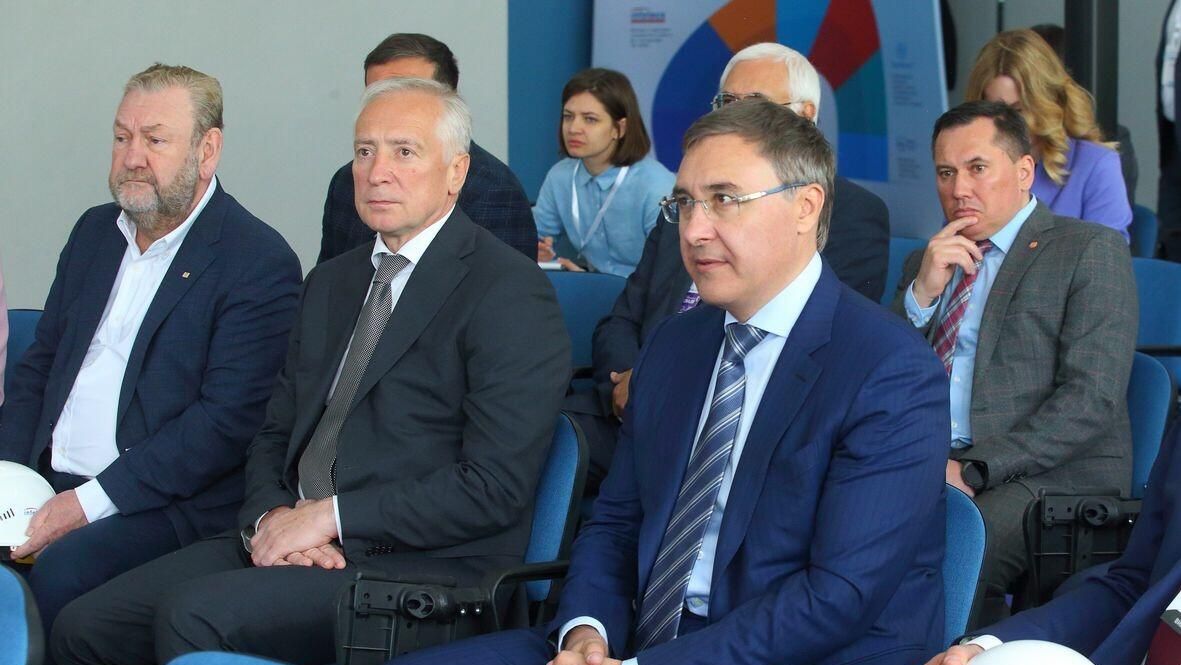 Глава Минобрнауки Валерий Фальков с губернатором Томской области Владимиром Мазуром на пленарной сессии форума молодых ученых Глава Минобрнауки Валерий Фальков с губернатором Томской области Владимиром Мазуром на пленарной сессии форума молодых ученых - РИА Новости, 1920, 31.05.2024