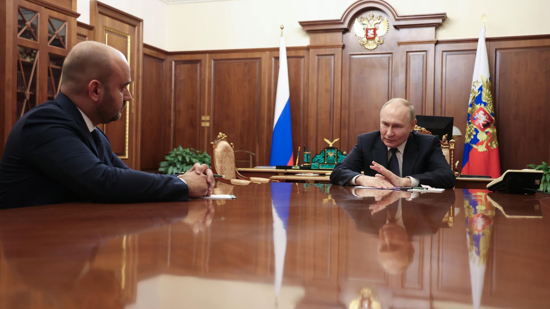 Владимир Путин и Вячеслав Федорищев (слева) во время встречи Владимир Путин и Вячеслав Федорищев (слева) во время встречи - РИА Новости, 1920, 31.05.2024
