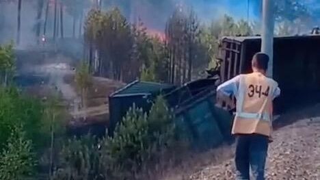 Пожар на месте схода вагонов грузового поезда в Приамурье. 31 мая 2024 Пожар на месте схода вагонов грузового поезда в Приамурье. 31 мая 2024 - РИА Новости, 1920, 31.05.2024