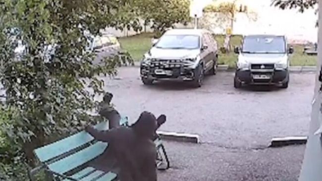Мужчина в башкирском городе Салават упал с высоты на скамейку