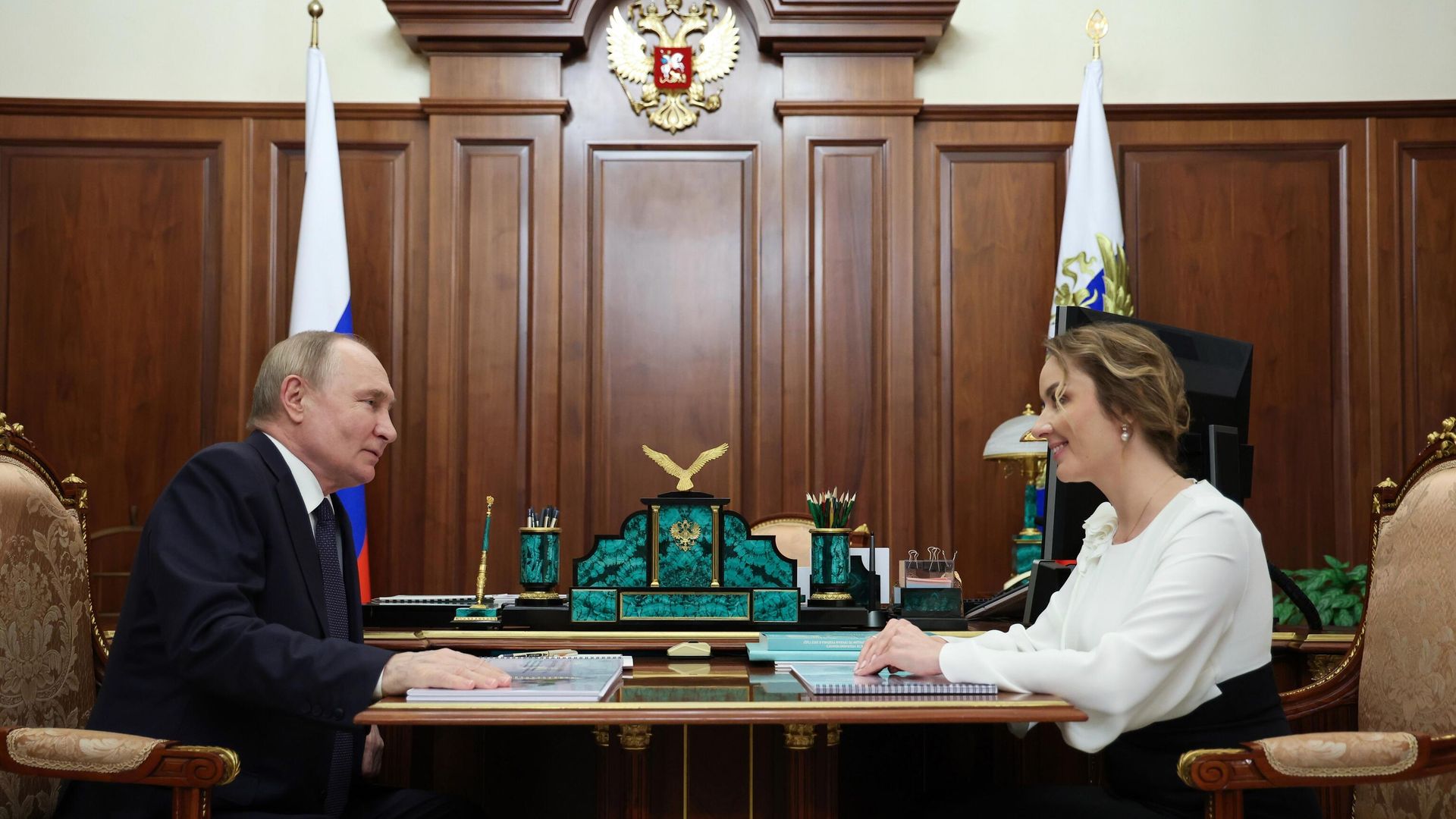 Президент России Владимир Путин и уполномоченный по правам ребенка Мария Львова-Белова Президент России Владимир Путин и уполномоченный по правам ребенка Мария Львова-Белова - РИА Новости, 1920, 07.10.2024
