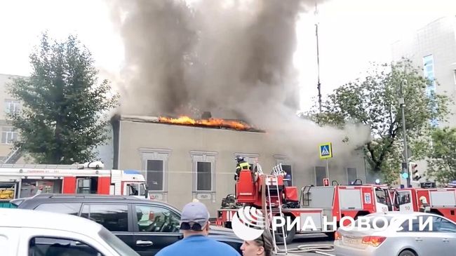 Место пожара в здании на Люсиновской улице в Москве