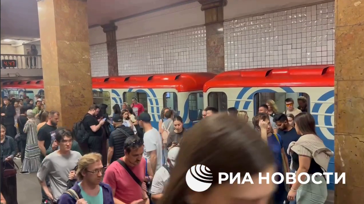 Обстановка на станциях Сокольнической линии метро, где остановлено движение на участке из-за технической неисправности
Обстановка на станциях Сокольнической линии метро, где остановлено движение на участке из-за технической неисправности
- РИА Новости, 1920, 31.05.2024