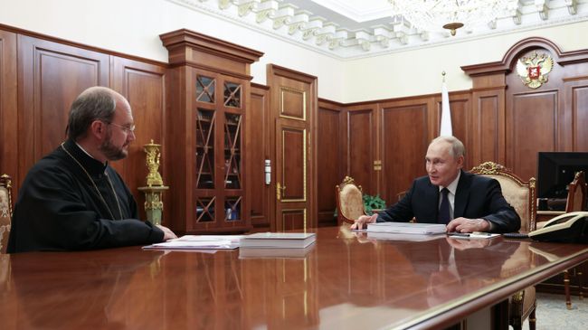 Президент РФ Владимир Путин и руководитель фонда Круг добра протоиерей Александр Ткаченко