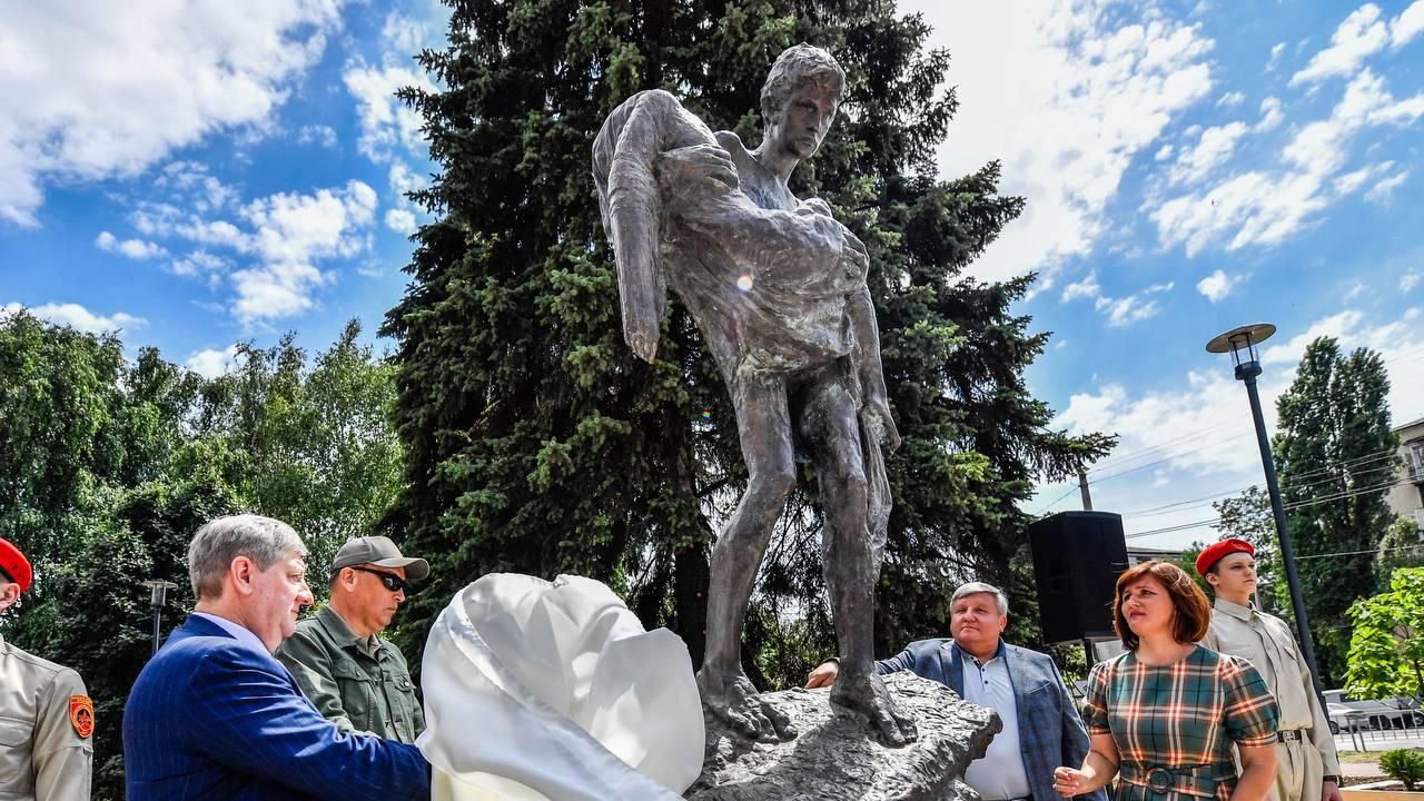 Памятник погибшим детям Донбасса открыли в городе Енакиево ДНР Памятник погибшим детям Донбасса открыли в городе Енакиево ДНР - РИА Новости, 1920, 01.06.2024