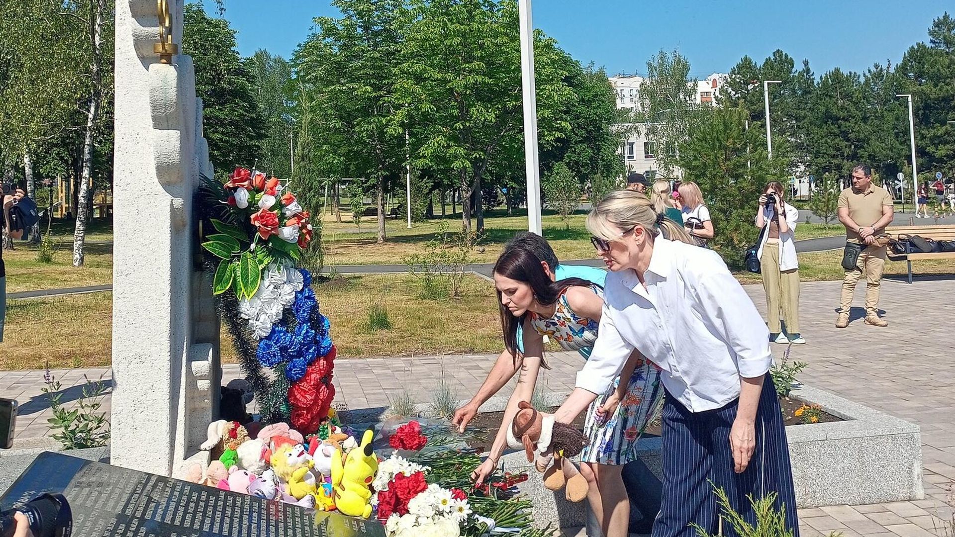 Жители ЛНР возлагают цветы к памятнику погибшим детям в парке Щорса в Луганске Жители ЛНР возлагают цветы к памятнику погибшим детям в парке Щорса в Луганске - РИА Новости, 1920, 01.06.2024
