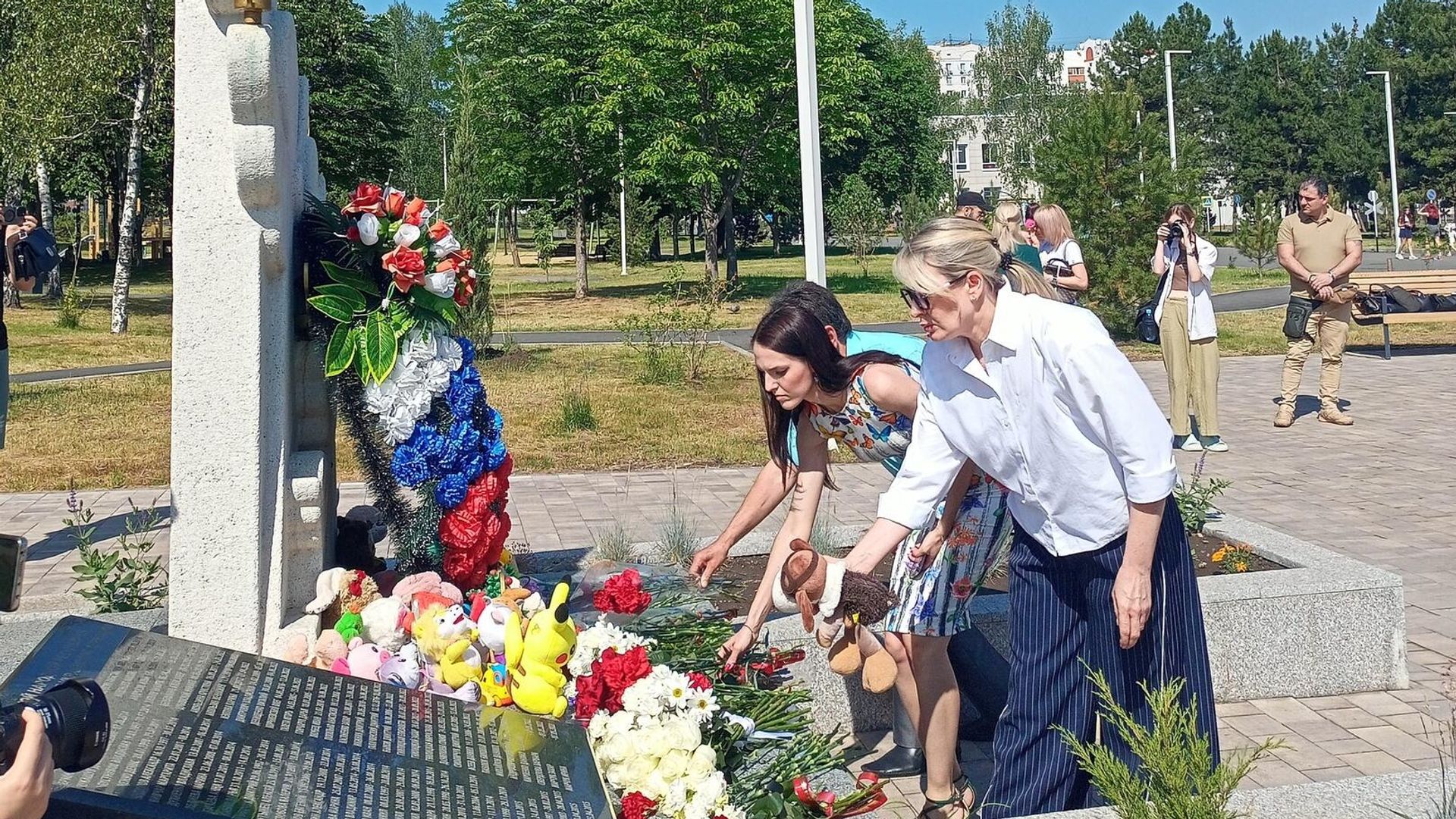 Жители ЛНР возлагают цветы к памятнику погибшим детям в парке Щорса в Луганске Жители ЛНР возлагают цветы к памятнику погибшим детям в парке Щорса в Луганске - РИА Новости, 1920, 19.06.2024