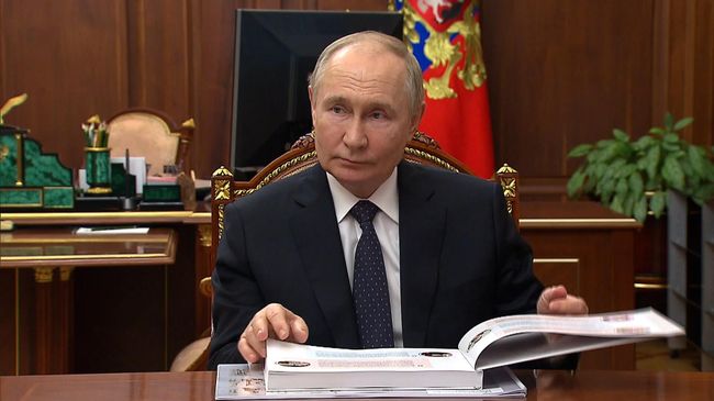 Ткаченко подарил Путину альбом с историями детей, которым помог фонд Круг добра