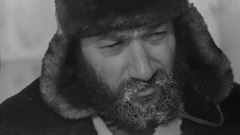 Начальник научно-исследовательской дрейфующей станции Северный полюс-19 в Северном Ледовитом океане Артур Чилингаров Начальник научно-исследовательской дрейфующей станции Северный полюс-19 в Северном Ледовитом океане Артур Чилингаров