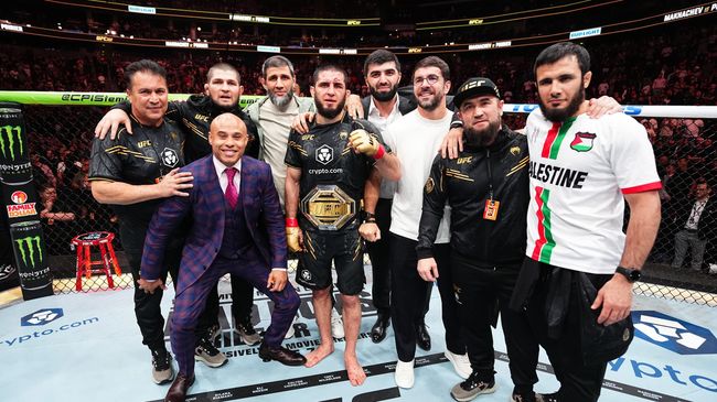 Ислам Махачев с командой после UFC 302