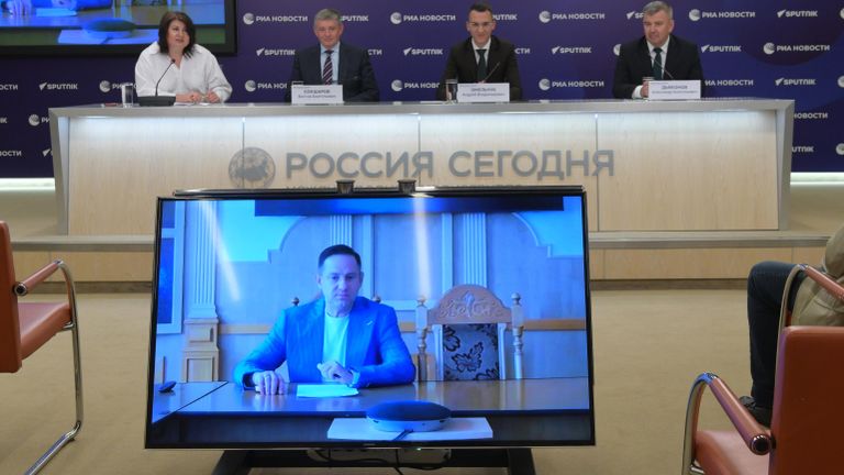 Ректор Тюменского государственного университета Иван Романчук во время видеомоста Москва — Томск — Тюмень — Новосибирск на тему: Университетские кампусы как новые образовательные пространства