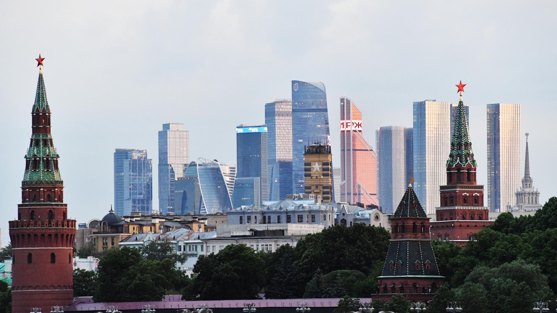 Московский Кремль и небоскребы делового центра Москва-Сити Московский Кремль и небоскребы делового центра Москва-Сити - РИА Новости, 1920, 07.06.2024