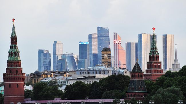 Московский Кремль и небоскребы делового центра Москва-Сити