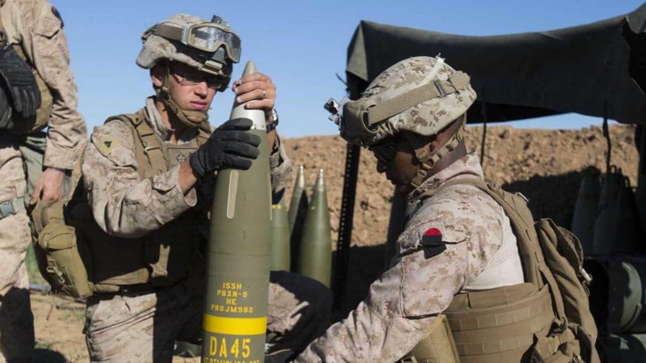Американские военнослужащие с высокоточным управляемым снарядом M982 Excalibur Американские военнослужащие с высокоточным управляемым снарядом M982 Excalibur - РИА Новости, 1920, 07.06.2024