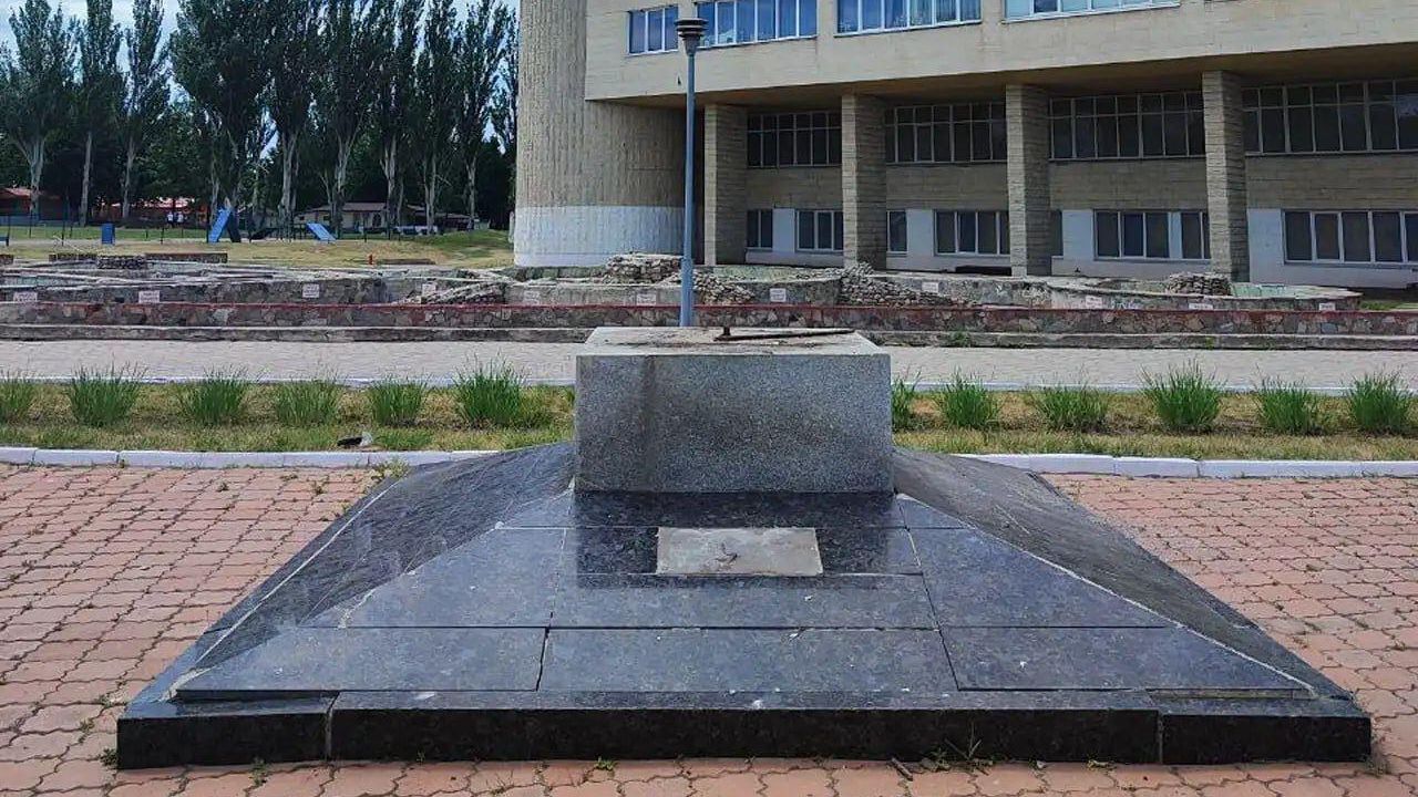 Постамент снесенного памятника Михаилу Ломоносову в Харькове Постамент снесенного памятника Михаилу Ломоносову в Харькове - РИА Новости, 1920, 04.06.2024