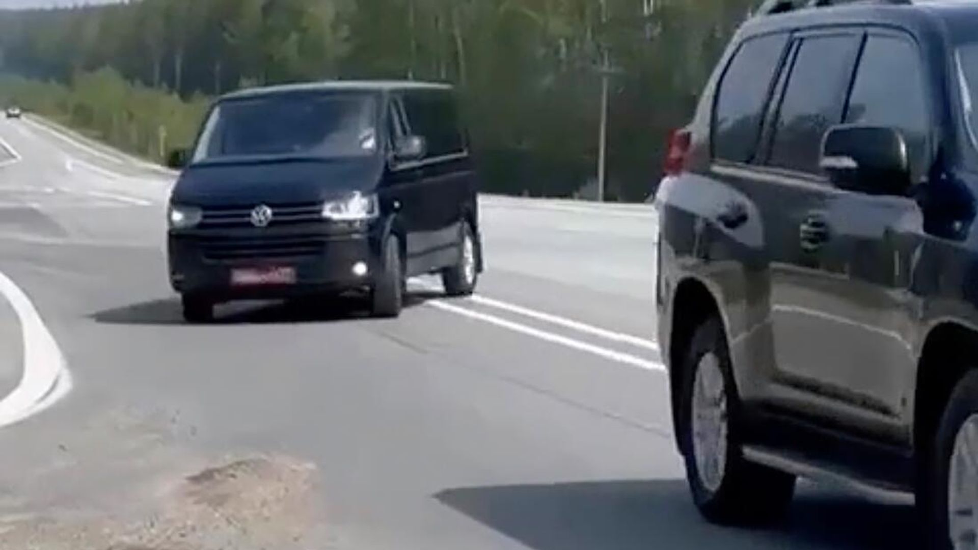 Автомобили кортежа посла Польши Кшиштофа Краевского пересекают двойную сплошную линию на автодороге в Свердловской области Автомобили кортежа посла Польши Кшиштофа Краевского пересекают двойную сплошную линию на автодороге в Свердловской области - РИА Новости, 1920, 04.06.2024