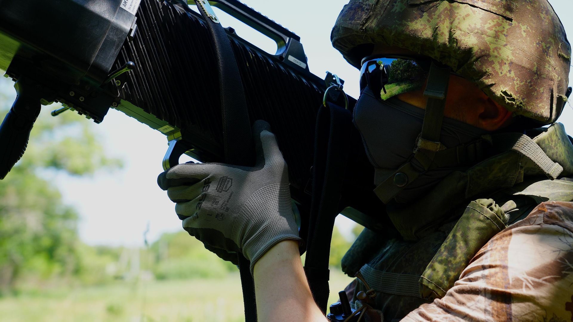 Боец расчета РЭБ глушит дроны Боец расчета РЭБ глушит дроны - РИА Новости, 1920, 10.11.2024