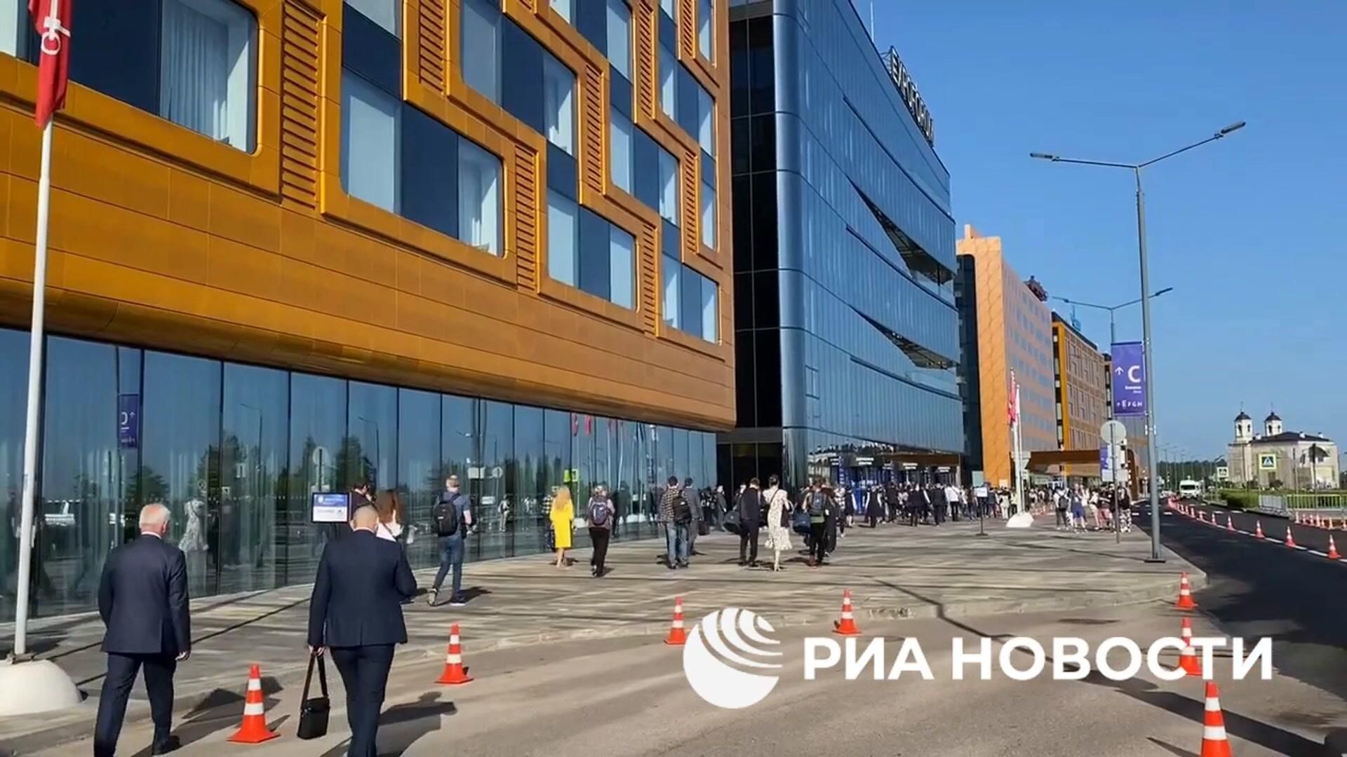 Очереди на досмотр в нулевой день ПМЭФ Очереди на досмотр в нулевой день ПМЭФ - РИА Новости, 1920, 05.06.2024