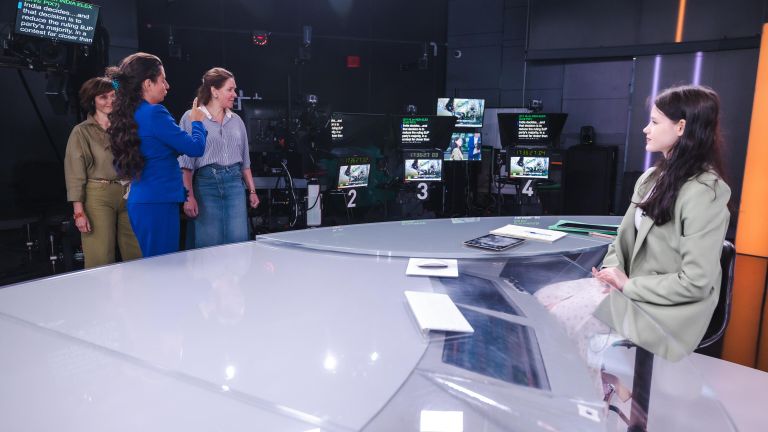 Школьница Галя Н. во время экскурсии на телеканале Russia Today Школьница Галя Н. во время экскурсии на телеканале Russia Today