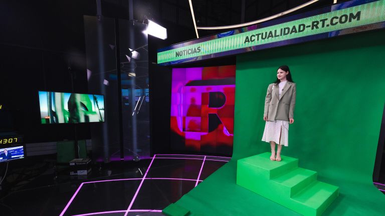 Школьница Галя Н. во время экскурсии на телеканале Russia Today Школьница Галя Н. во время экскурсии на телеканале Russia Today