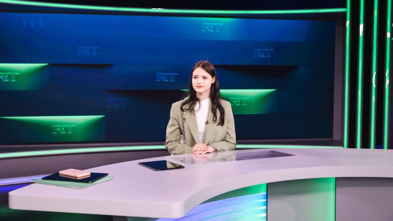 Школьница Галя Н. во время экскурсии на телеканале Russia Today Школьница Галя Н. во время экскурсии на телеканале Russia Today