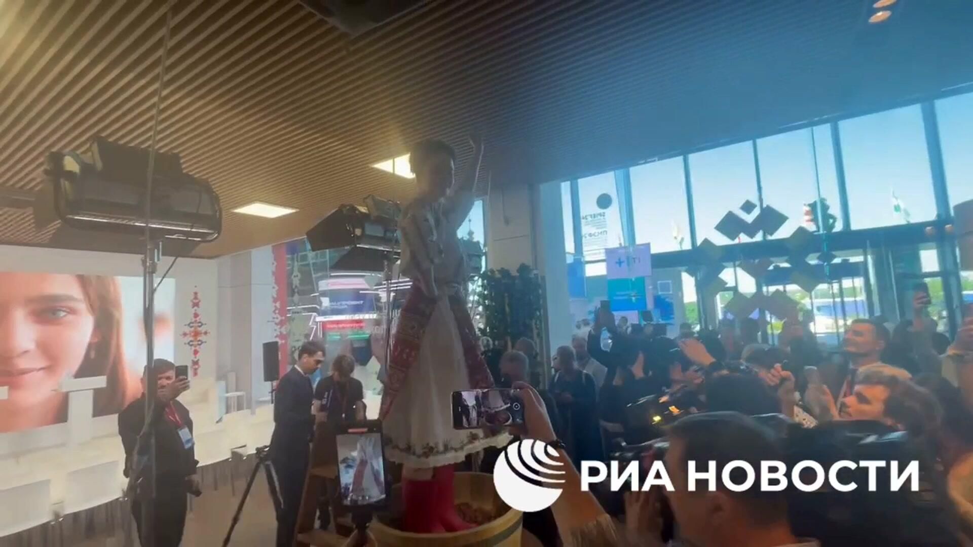 Стенд Молдавский двор на ПМЭФ Стенд Молдавский двор на ПМЭФ - РИА Новости, 1920, 05.06.2024