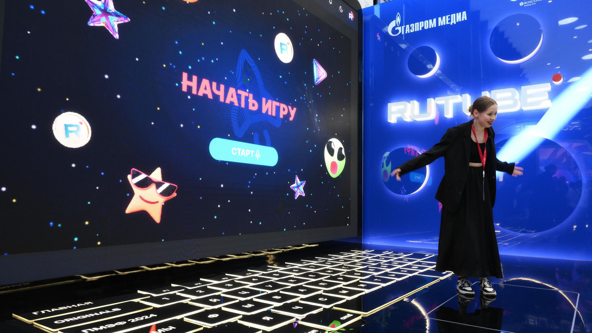 Стенд Rutube в виде огромного ноутбука на ПМЭФ-2024 Стенд Rutube в виде огромного ноутбука на ПМЭФ-2024 - РИА Новости, 1920, 05.06.2024