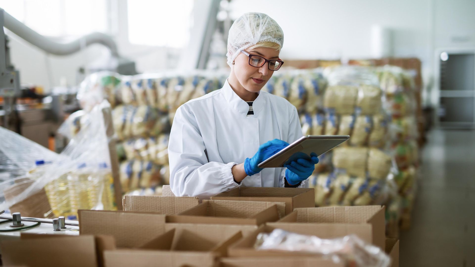 Сотрудница фабрики проверяет коробки с продуктами Сотрудница фабрики проверяет коробки с продуктами - РИА Новости, 1920, 05.06.2024