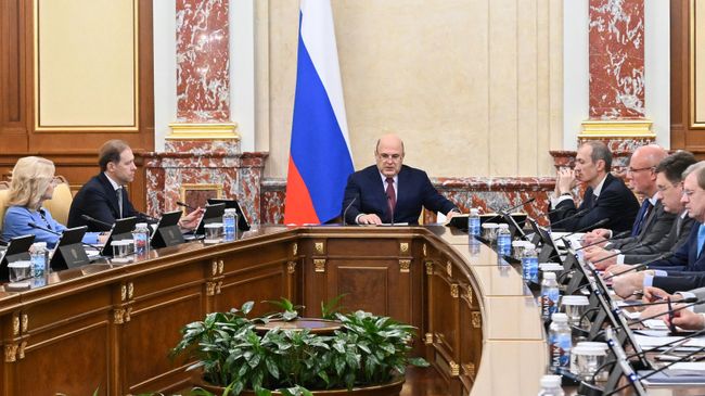 Председатель правительства РФ Михаил Мишустин проводит совещание с членами кабинета министров РФ