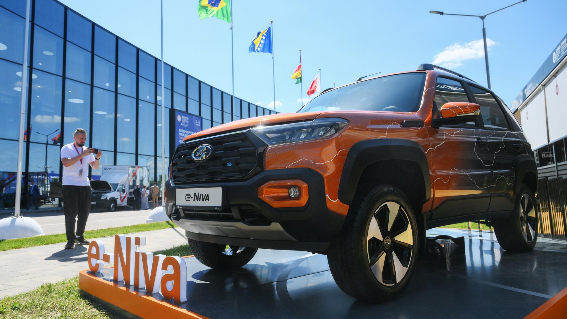 Автомобиль e-Niva, электрическая версия Lada Niva Travel на ПМЭФ-2024 Автомобиль e-Niva, электрическая версия Lada Niva Travel на ПМЭФ-2024 - РИА Новости, 1920, 05.09.2024