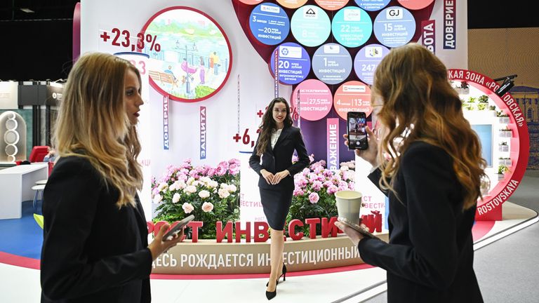 Участницы форума фотографируются у стенда Ростовской области, ПМЭФ-2024 Участницы форума фотографируются у стенда Ростовской области, ПМЭФ-2024