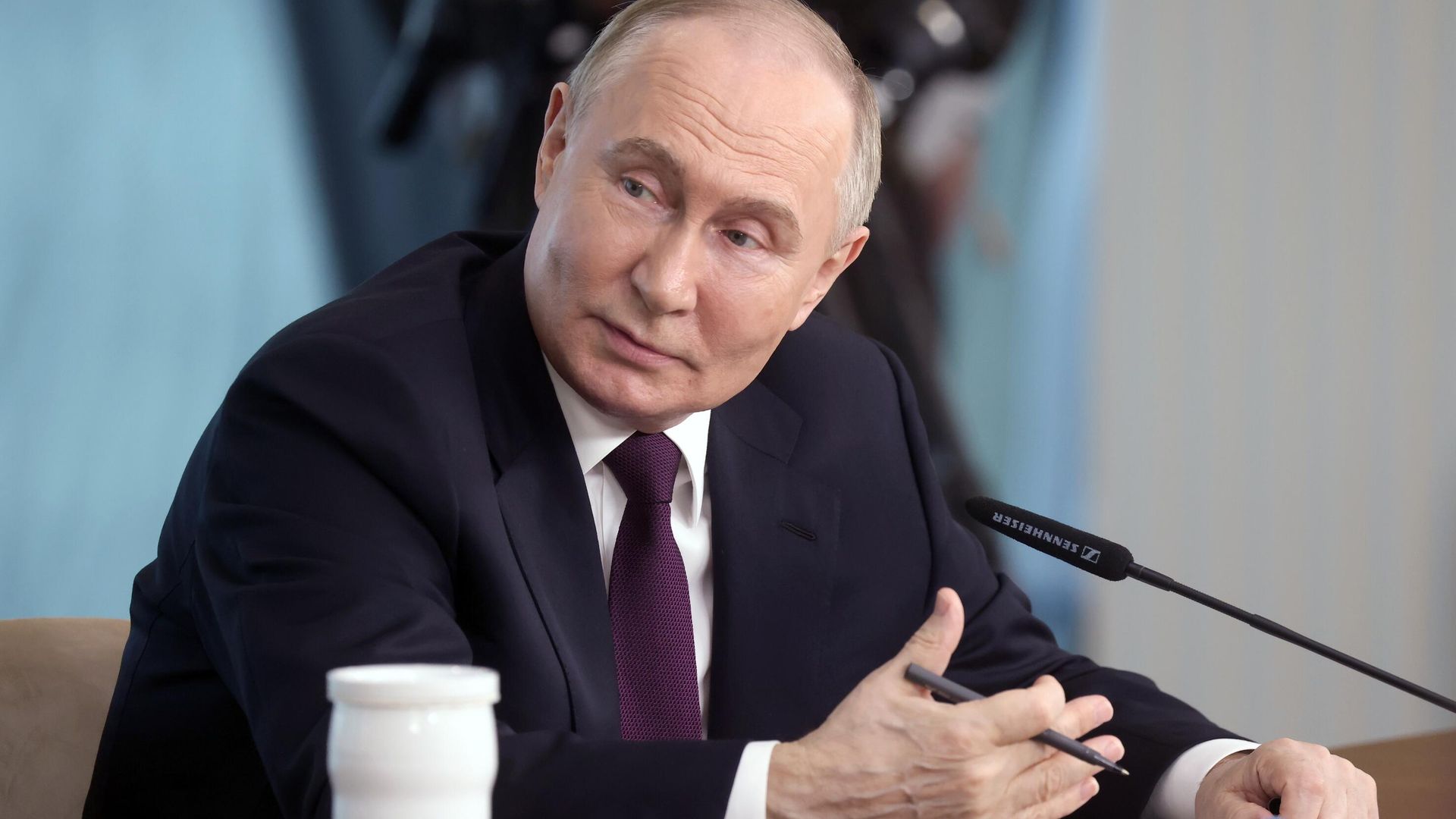 Президент России Владимир Путин проводит встречу с руководителями международных информационных агентств Президент России Владимир Путин проводит встречу с руководителями международных информационных агентств - РИА Новости, 1920, 06.06.2024