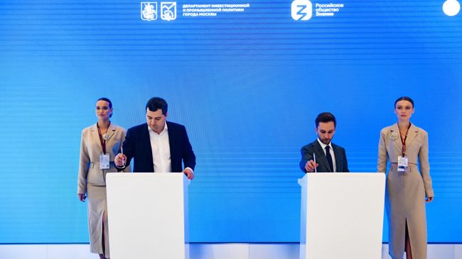 Генеральный директор Российского общества Знание Максим Древаль  и руководитель ДИПП Владислав Овчинский на ПМЭФ-2024