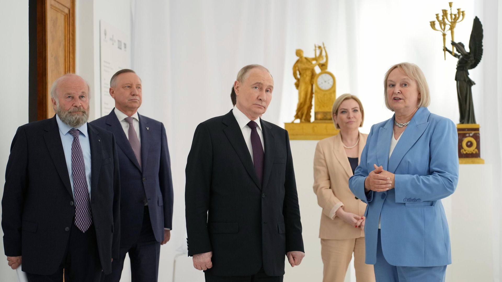 Президент РФ Владимир Путин осматривает выставку, приуроченную к 225-летию Александра Пушкина в Государственном музее-заповеднике Царское Село Президент РФ Владимир Путин осматривает выставку, приуроченную к 225-летию Александра Пушкина в Государственном музее-заповеднике Царское Село - РИА Новости, 1920, 11.06.2024