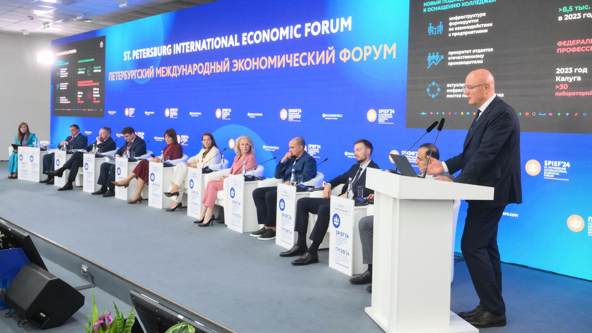 Вице-премьер РФ Дмитрий Чернышенко на ПМЭФ-2024 - РИА Новости, 1920, 06.06.2024