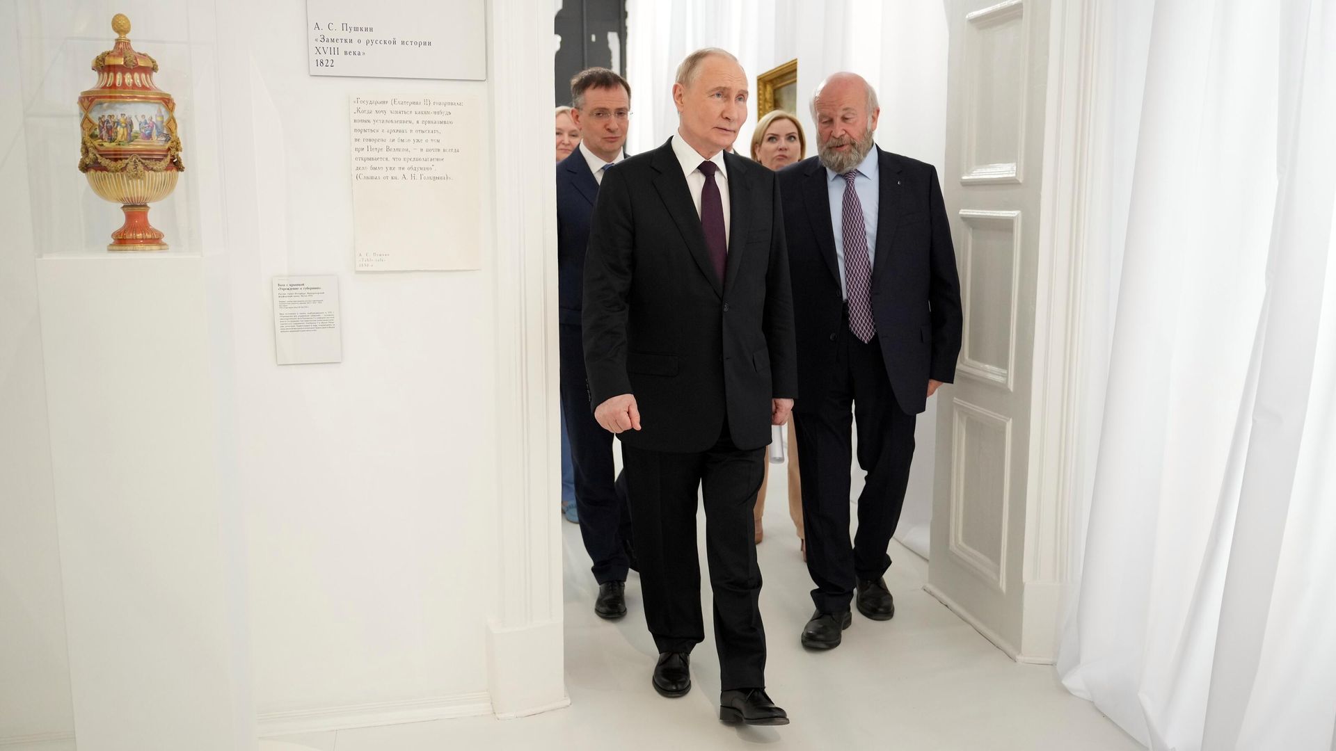 Президент РФ Владимир Путин осматривает выставку, приуроченную к 225-летию Александра Пушкина в Государственном музее-заповеднике Царское Село. 6 июня 2024 Президент РФ Владимир Путин осматривает выставку, приуроченную к 225-летию Александра Пушкина в Государственном музее-заповеднике Царское Село. 6 июня 2024 - РИА Новости, 1920, 06.06.2024