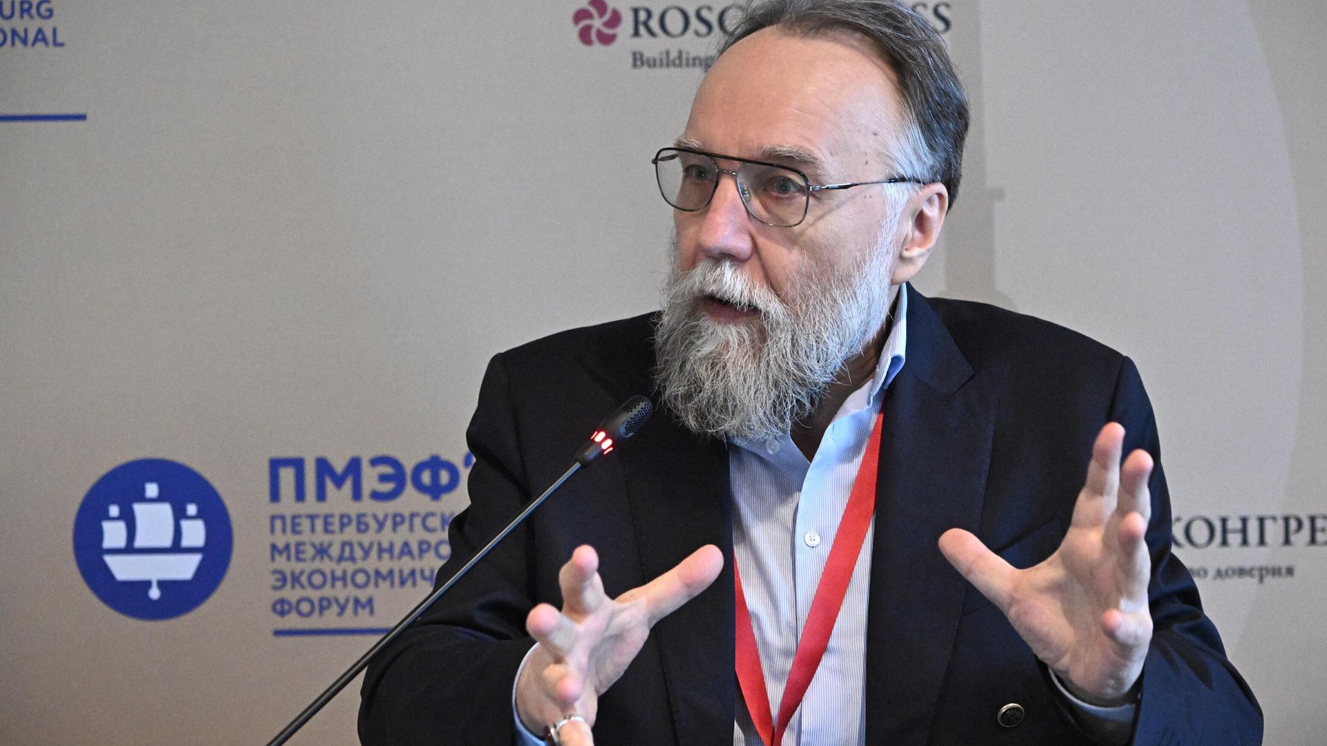 Философ Александр Дугин во время выступления на экспертном форуме БРИКС Роль БРИКС в поиске нового миропорядка на ПМЭФ-2024 Философ Александр Дугин во время выступления на экспертном форуме БРИКС Роль БРИКС в поиске нового миропорядка на ПМЭФ-2024 - РИА Новости, 1920, 07.11.2024