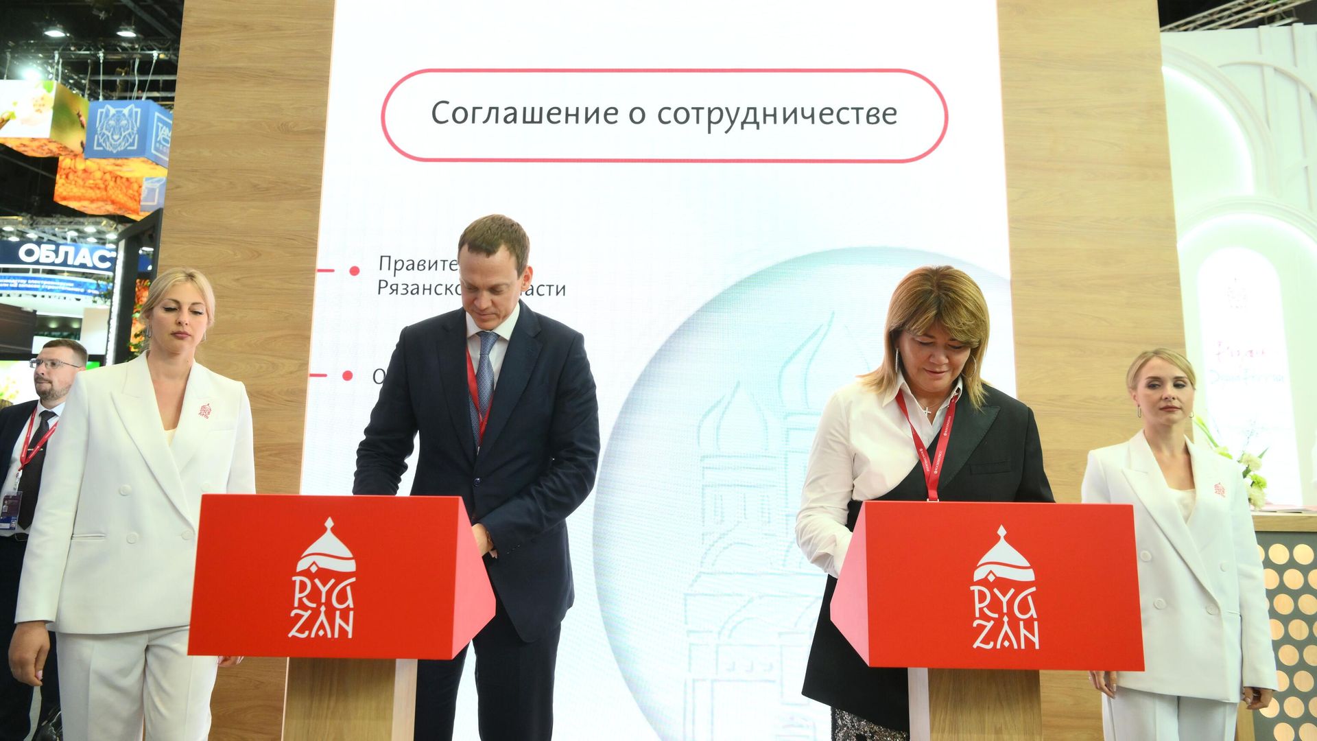 Губернатор Рязанской области Павел Малков и генеральный директор ООО Скопинфарм Инга Нижарадзе во время подписания соглашения о сотрудничестве и взаимодействии в области заготовки плазмы крови Губернатор Рязанской области Павел Малков и генеральный директор ООО Скопинфарм Инга Нижарадзе во время подписания соглашения о сотрудничестве и взаимодействии в области заготовки плазмы крови - РИА Новости, 1920, 07.06.2024
