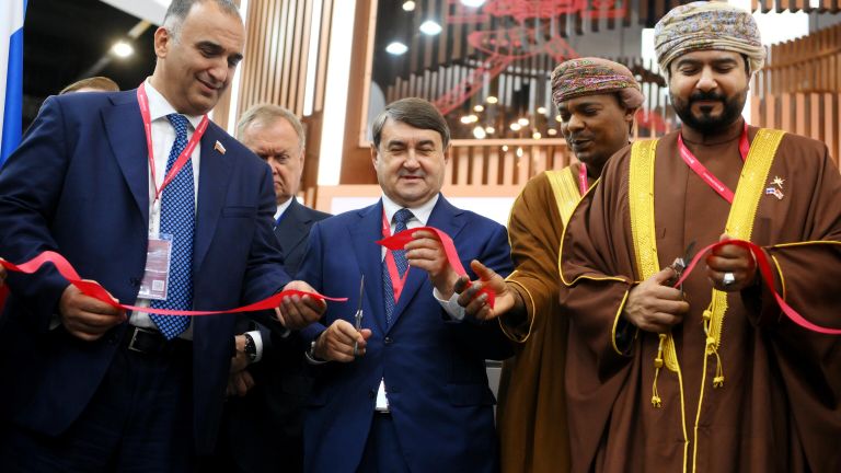 Советник президента Российской Федерации Игорь Левитин на Стенде Омана на ПМЭФ-2024