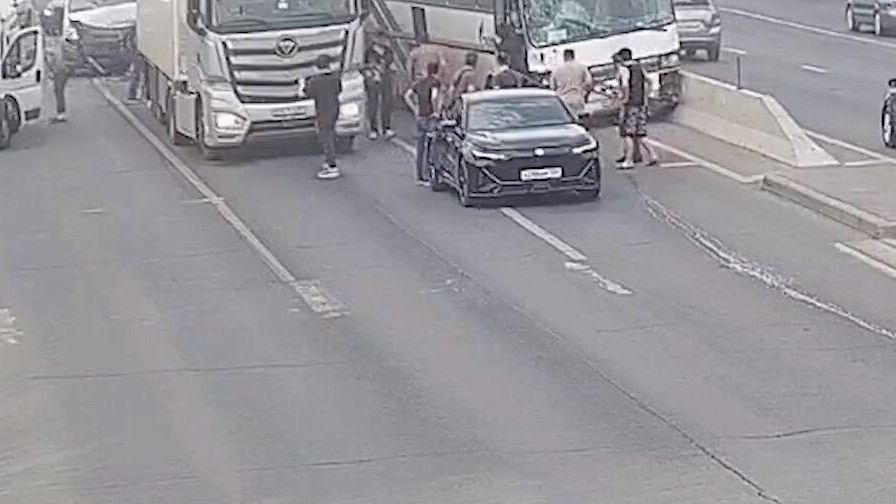 Место ДТП с участием десяти транспортных средств в Волгограде - РИА Новости, 1920, 06.06.2024