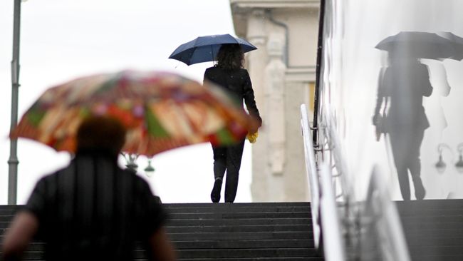 Люди во время дождя в Москве